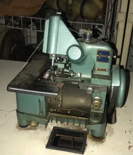 Máquina de Costura OverLock Yamata Verde com mesa
