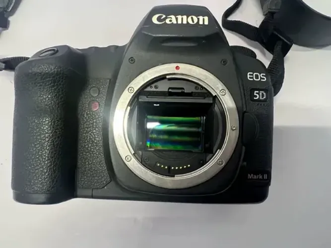 DSLR Canon EOS 5D Mark II, corpo da EOS 5D Mark II, a tela apresenta uma pequena rachadura