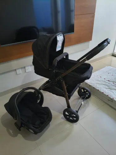 Carrinho e bebê conforto.