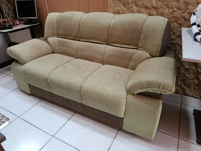 SOFÁ 3 LUGARES <br>EM ÓTIMO ESTADO. NENHUM RASGO.