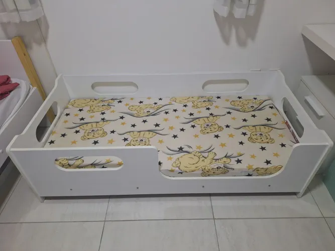 Cama montessoriana infantil