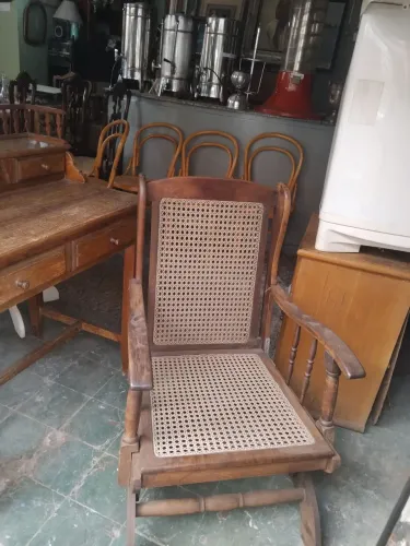 Vendo cadeira de balanço  antiga 