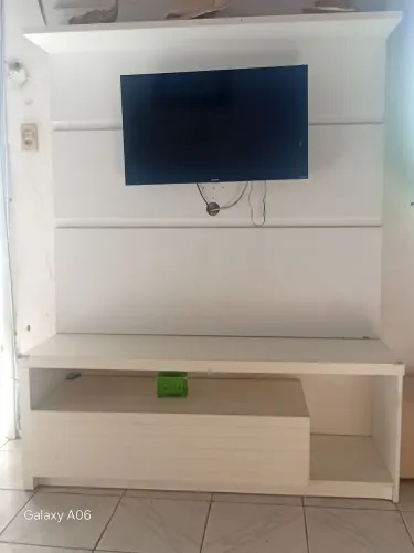 Vende-se rak usado cor branca ,possui uma gaveta.