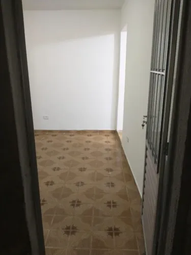 ALUGO -CASA 2 CÔMODOS , BANHEIRO E ÁREA SERVIÇO PARA SOLTEIROS R$700,00