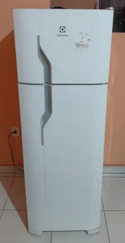 Vendo Geladeira Electrolux 260L
