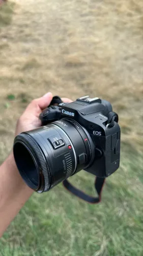CÂMERA CANON MIRROLES R100 + LENTE 50mm 1.8 EF + ADAPTADOR EF PARA RFT