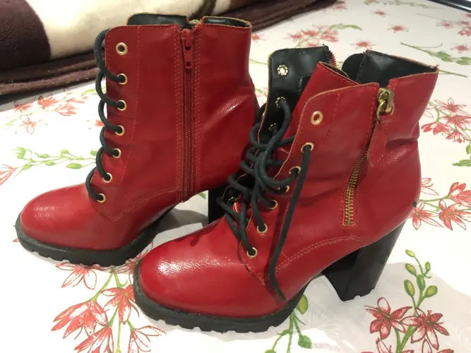 Bota Vermelha salto grosso 34