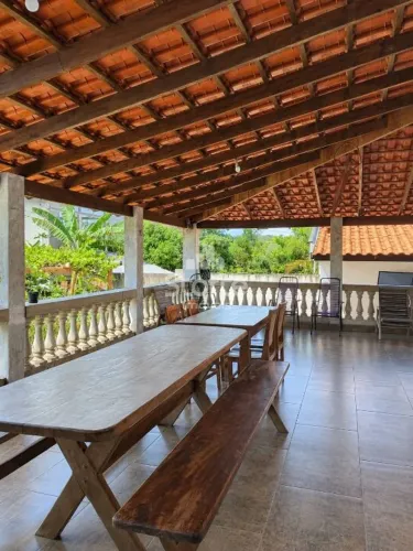 Chácara à venda de 1.000m² com piscina aquecida, área gourmet e acesso à represa por R$ 56