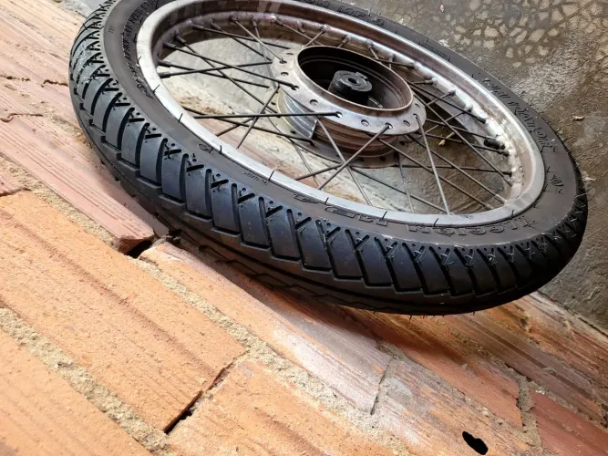 Roda dianteira da fan 125 2011, pneu novo