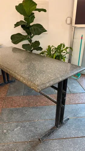 Mesa para escritório com tampo em granito