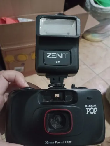 Câmera analógica com flash