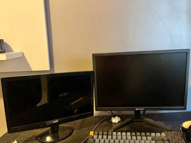 Dois monitores, um AOC e outro CBTECH