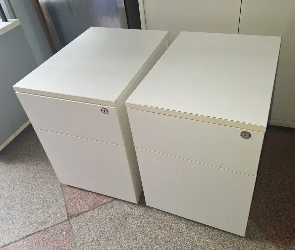 Gaveteiro com rodinhas em ótimo estado.