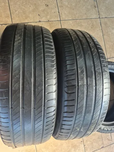 Par de pneus marca Michelin aro 215/55/17