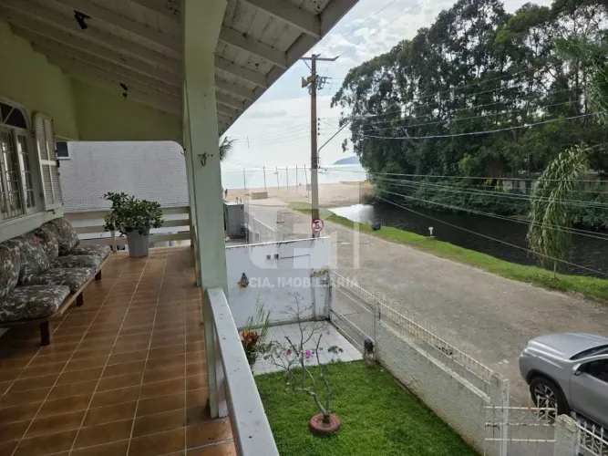 Casa pé na areia com vista permanente para o mar!