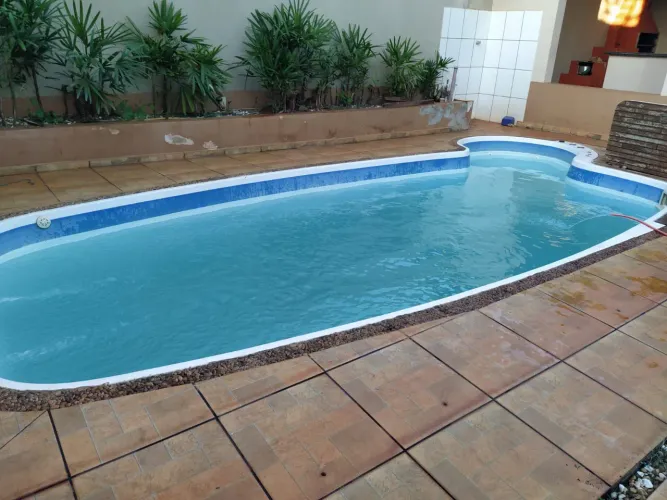 ÁREA DE LAZER COM PISCINA.