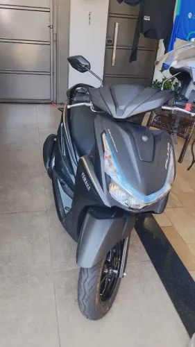 Moto zerada , com apenas 560 km