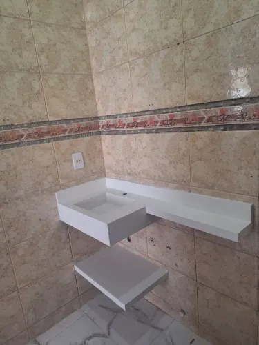 Lavatório de porcelanato branco.