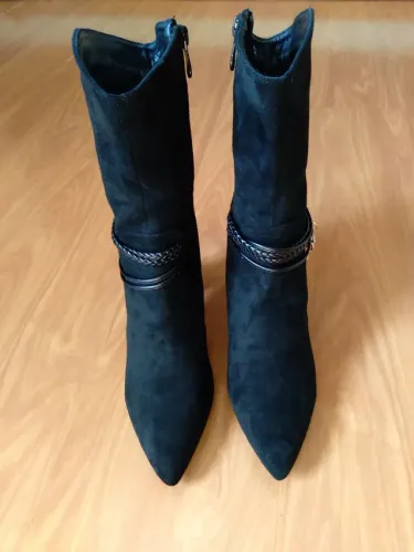 Bota feminina preta nova importada forrada detalhe correia com pingente