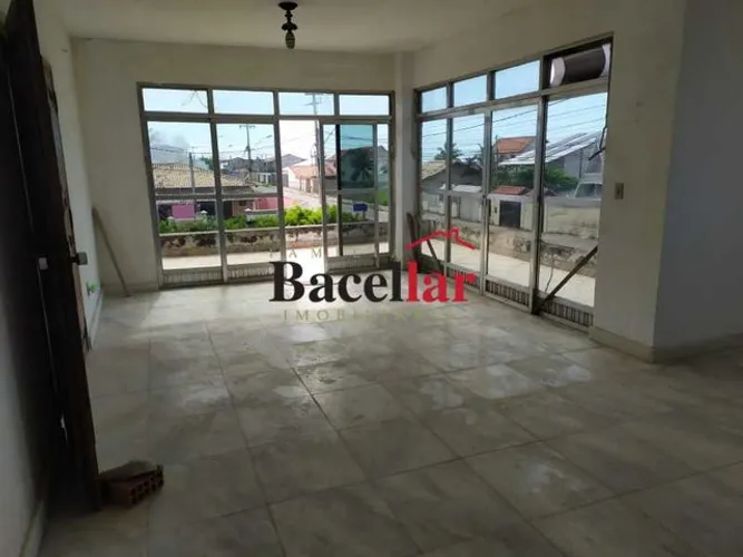 Casa de rua : Triplex / Residencial / Guaratiba (Ponta Negra)