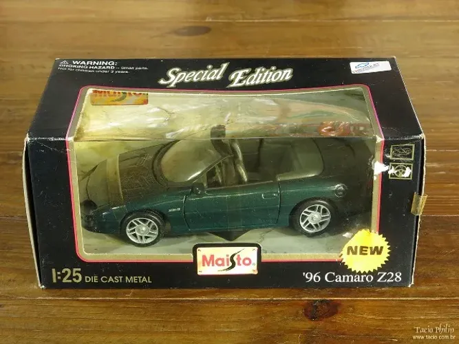 Miniatura Camaro Z28 1996 1:25 verde Maisto Special Edition Chevrolet na caixa (Diecast)