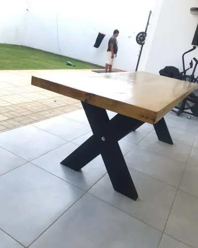 Mesa toda de madeira com base em X 
