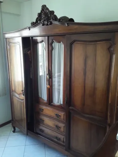 Guarda-Roupa de Madeira Antigo