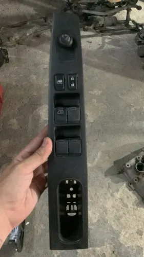 Moldura do Controle do Vidro Dianteiro Esquerdo Nissan Sentra