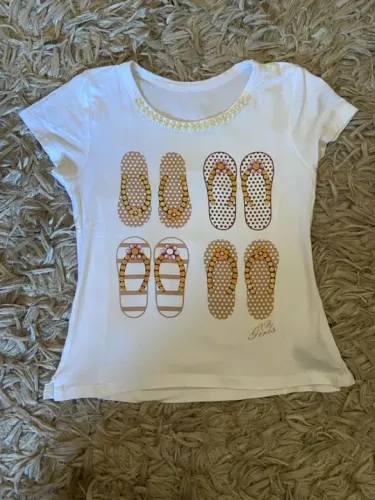 Blusa branca com estampa de chinelos