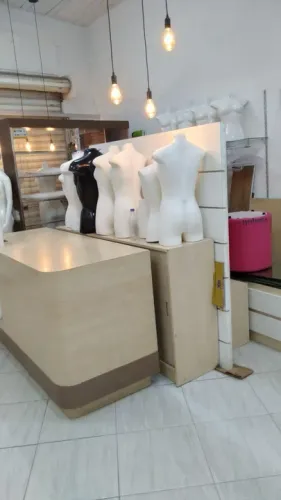 Vendo Manequins fundo de loja