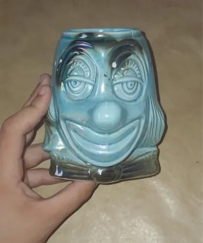 Caneca de porcelana cara de palhaço