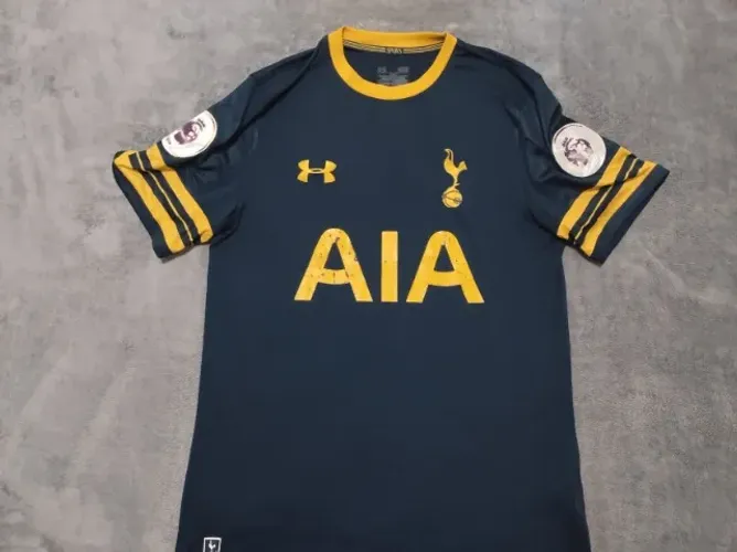 Camisa Oficial Tottenham (Inglaterra) Under Armour 2016-2017, tamanho G (53x79cm). 