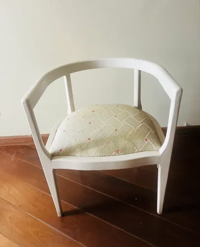 Poltrona de madeira estofada