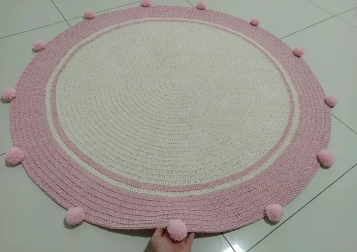 Tapete de crochê com lindos detalhes pompons