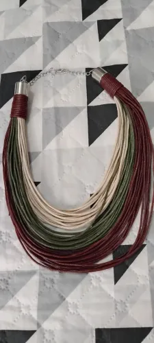 Vendo Colar de cordas colorido