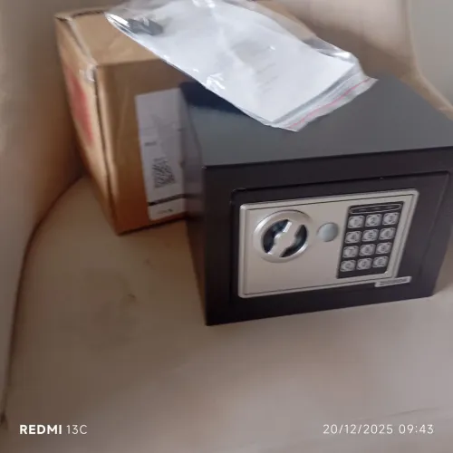 Cofre digital  senha númerica e abertura lateral.