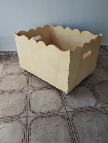 Caixa de madeira com rodinhas