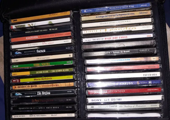 Coleção de CDs de diversos artistas