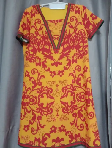 Vestido laranja com Estampa Floral Vermelha
