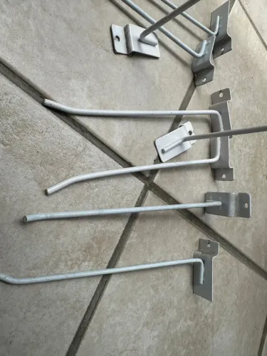 Gancho para painel Canaletado R$ 1,80 unidade / Cabides de metal para exposição comercial