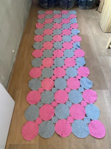 Tapete em crochê  de Círculos rosa e cinza