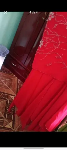 Vestido vermelho elegante com detalhes