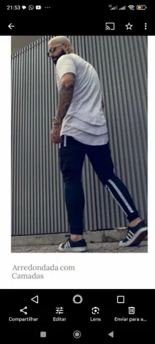 Calça preta com listra branca e camiseta branca