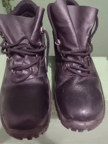 Bota de segurança, protege os dedos de queda de objetos e impactos, usada valor 80,00