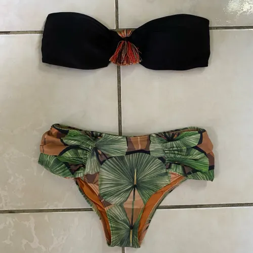 Biquíni preto com detalhe e estampa tropical