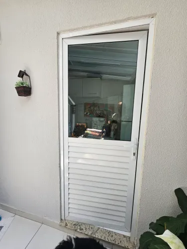 Porta em alumínio 2,10 Mt alt x 90 cm largura com vidro e veneziana branca