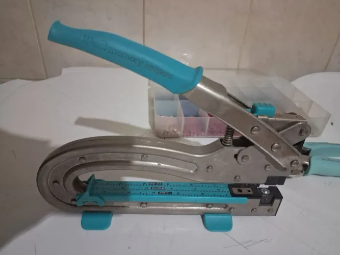 Ferramenta para aplicação de ilhos