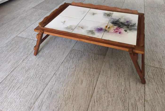 Bandeja de madeira para cama com azulejos decorados