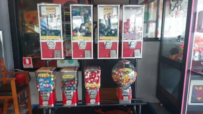 Maquina Vending Machine Chicletes e Brinquedos Pula Pula