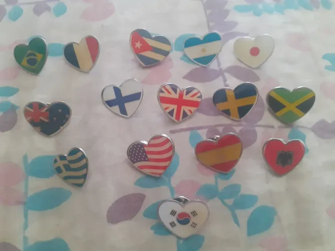 Coleção de Broches de Bandeiras em Formato de Coração pins 15